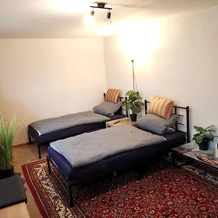 ホームステイ Privates 40qm Mit 2 Betten, Eigener Dusche, Bad Und Wc, Gratis Parkplatz Und Wifi, Kellerwohnung, Eigener Eingang ,top Lage *