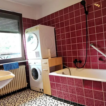 Privates 40qm Mit 2 Betten, Eigener Dusche, Bad Und Wc, Gratis Parkplatz Und Wifi, Kellerwohnung, Eigener Eingang ,top Lage