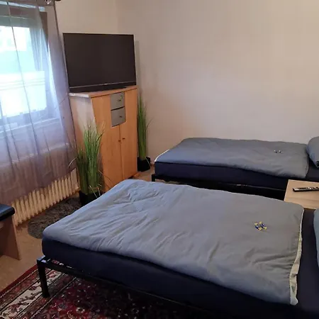 Privates 40qm Mit 2 Betten, Eigener Dusche, Bad Und Wc, Gratis Parkplatz Und Wifi, Kellerwohnung, Eigener Eingang ,top Lage ホームステイ