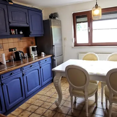 Privates 40qm Mit 2 Betten, Eigener Dusche, Bad Und Wc, Gratis Parkplatz Und Wifi, Kellerwohnung, Eigener Eingang ,top Lage Kassel