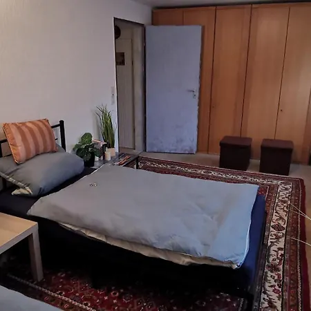 Privates 40qm Mit 2 Betten, Eigener Dusche, Bad Und Wc, Gratis Parkplatz Und Wifi, Kellerwohnung, Eigener Eingang ,top Lage ホームステイ カッセル