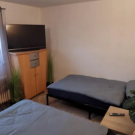 Privates 40qm Mit 2 Betten, Eigener Dusche, Bad Und Wc, Gratis Parkplatz Und Wifi, Kellerwohnung, Eigener Eingang ,top Lage ホームステイ