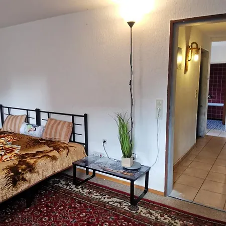 ホームステイ Privates 40qm Mit 2 Betten, Eigener Dusche, Bad Und Wc, Gratis Parkplatz Und Wifi, Kellerwohnung, Eigener Eingang ,top Lage