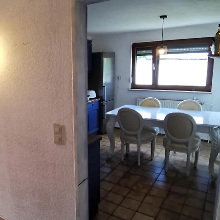 Privates 40qm Mit 2 Betten, Eigener Dusche, Bad Und Wc, Gratis Parkplatz Und Wifi, Kellerwohnung, Eigener Eingang ,top Lage * Kassel