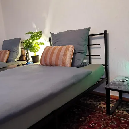 Privates 40qm Mit 2 Betten, Eigener Dusche, Bad Und Wc, Gratis Parkplatz Und Wifi, Kellerwohnung, Eigener Eingang ,top Lage ホームステイ *