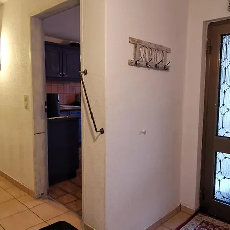 ホームステイ Privates 40qm Mit 2 Betten, Eigener Dusche, Bad Und Wc, Gratis Parkplatz Und Wifi, Kellerwohnung, Eigener Eingang ,top Lage カッセル