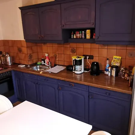 Privates 40qm Mit 2 Betten, Eigener Dusche, Bad Und Wc, Gratis Parkplatz Und Wifi, Kellerwohnung, Eigener Eingang ,top Lage