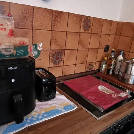 Privates 40qm Mit 2 Betten, Eigener Dusche, Bad Und Wc, Gratis Parkplatz Und Wifi, Kellerwohnung, Eigener Eingang ,top Lage *
